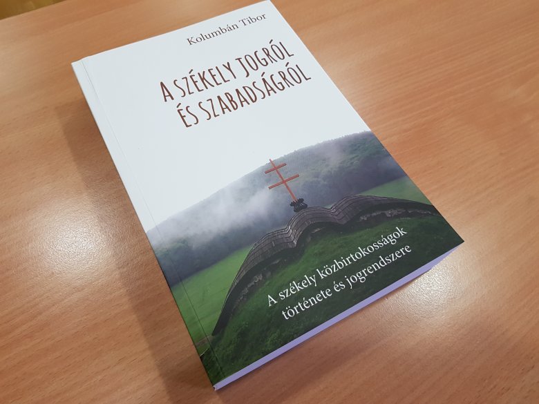 Hiánypótló mű, a szerző korszakalkotó munkát tett le az asztalra, amelyet értékes forrásai okán bárki haszonnal forgathat •  Fotó: Rédai Attila