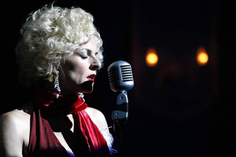 Anna Martinovna Zmejukinaként (Lakodalom, 2012) •  Fotó: Balázs Attila / Tomcsa Sándor Színház