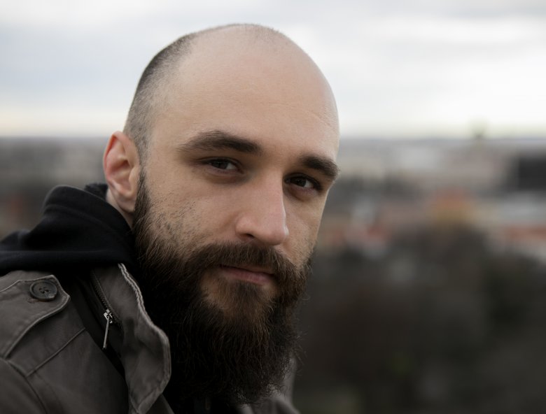 Potozky László. Az Áradás, a Nappá lett lámpafény, az Éles és az Égéstermék kötetek szerzője •  Fotó: Hőgye Renka