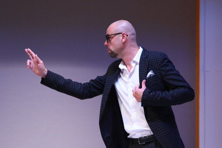 A Főfőnök című előadásban •  Fotó: Balázs Attila / Tomcsa Sándor Színház