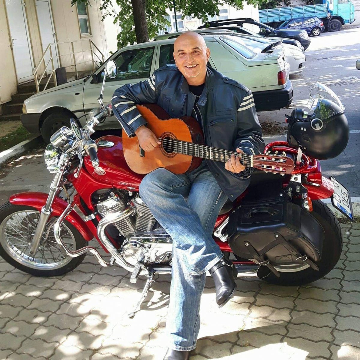 A szerelmek közül kettő: a gitár és a motor •  Fotó: Családi archívum