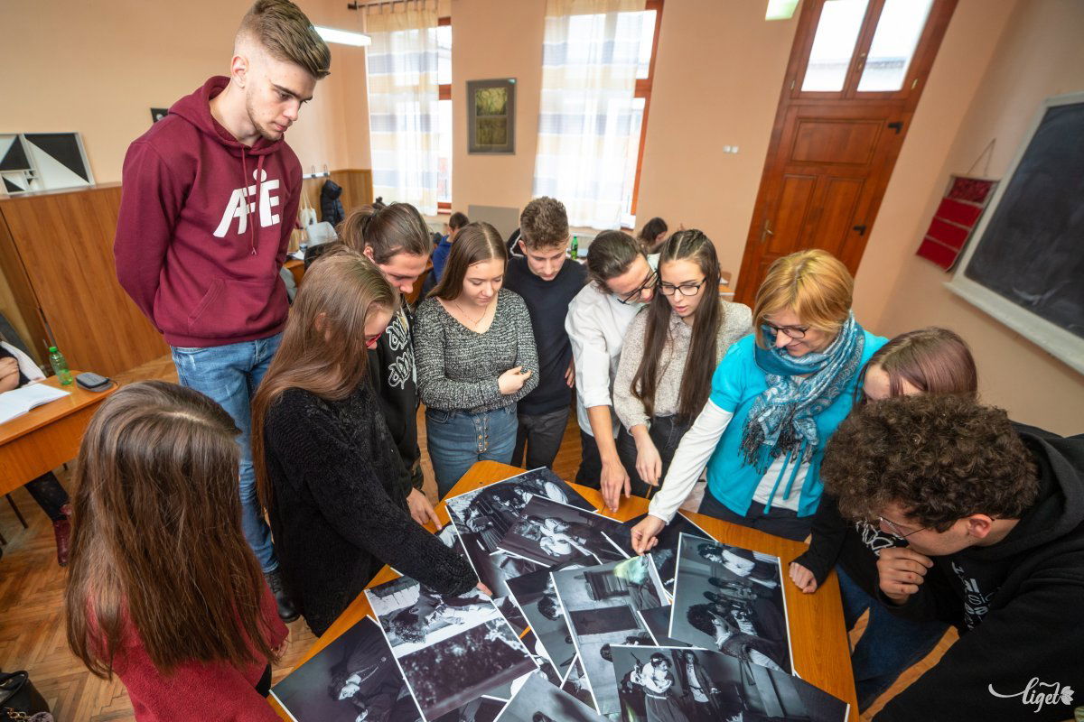 Ezúttal nem a művet, a fotókat elemzik •  Fotó: Erdély Bálint Előd