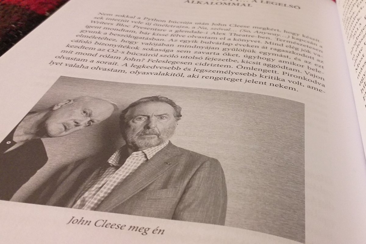 Rengeteg a Monty Pythonhoz és más popsztárhoz, előadóhoz fűződő történet a könyvben •  Fotó: Katona Zoltán
