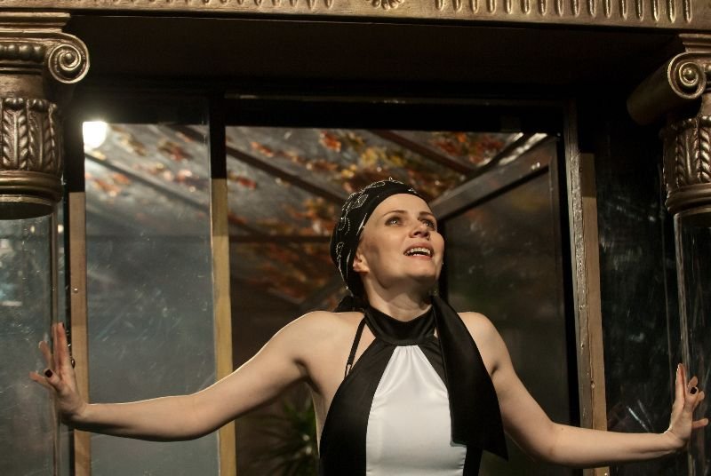 A Hedda Gabler címszerepében Kézdi Imola •  Fotó: Biró István