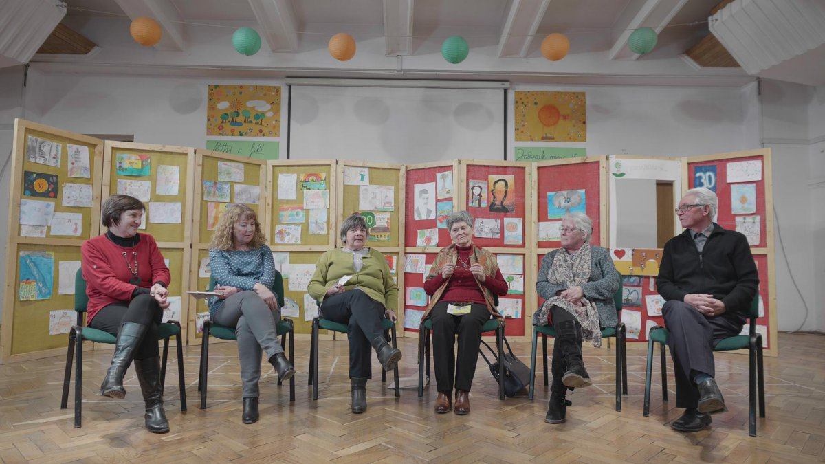 György Emőke, Márton Ildikó, Borbáth Erzsébet, Mihály Etelka, Bakó Klára, Gergely András. Az iskolaalapítás pillanatára emlékeztek vissza az alapító pedagógusok 