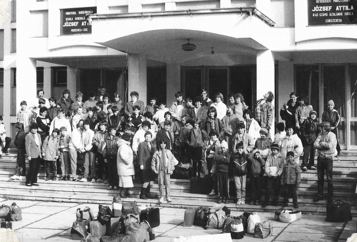 Útra készen. 1990 áprilisában meghívást kaptak a budapesti József Attila testvériskolától •  Fotó: A József Attila Általános Iskola tulajdona