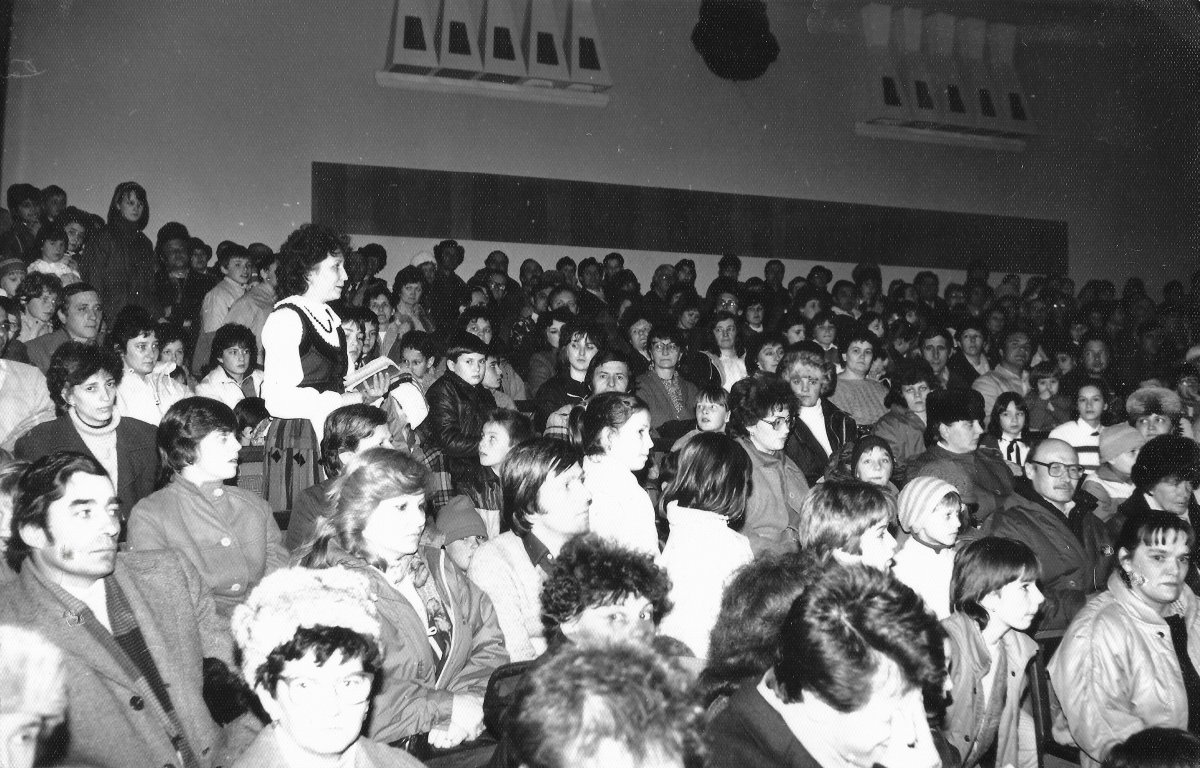 Zsúfolásig megtelt a terem 1990. március 2-án, az iskola névadó ünnepségén •  Fotó: A József Attila Általános Iskola tulajdona