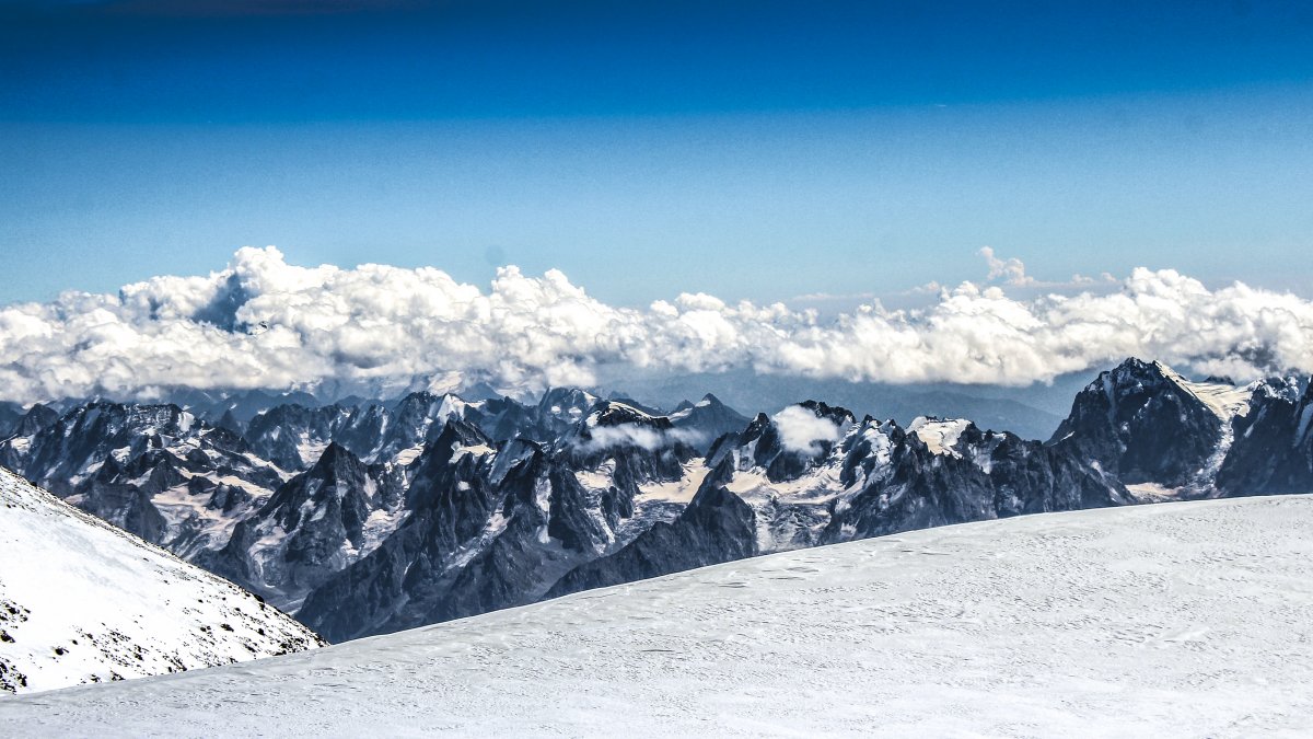 Látkép az Elbrusz (5642 m, Oroszország, Európa legmagasabb hegye) csúcsáról, a Kaukázus egy szeletkéje •  Fotó: Sófalvi Lajos