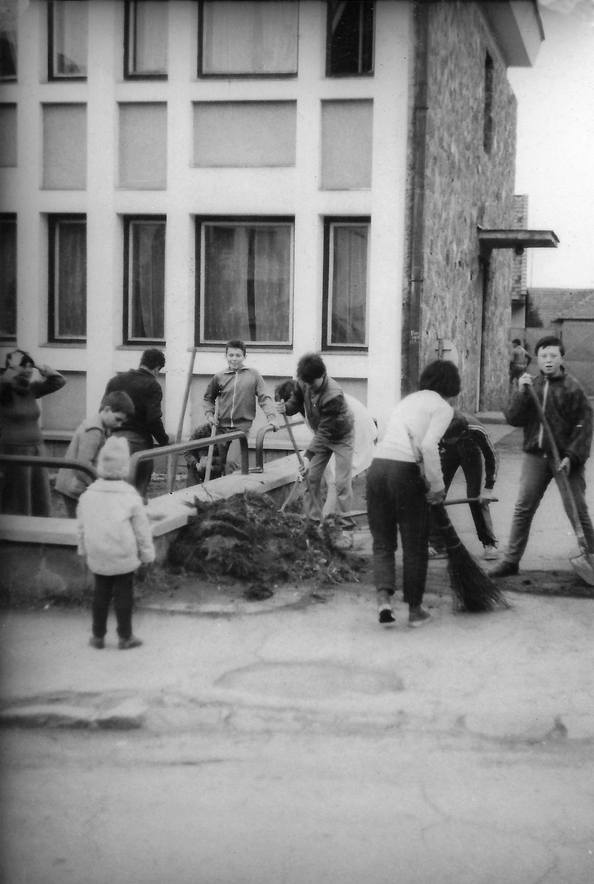 Takarítás 1990 februárjában az egykori megyei pártkabinet udvarán •  Fotó: A József Attila Általános Iskola tulajdona