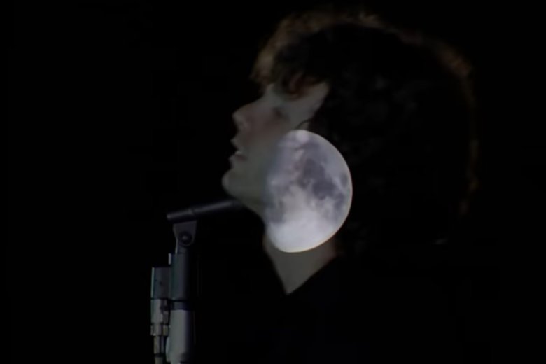 Jim Morrison és a Doors: Ússzunk fel a holdra •  Fotó: Kép forrása: The Doors – Live at Hollywood Bowl DVD (1968)