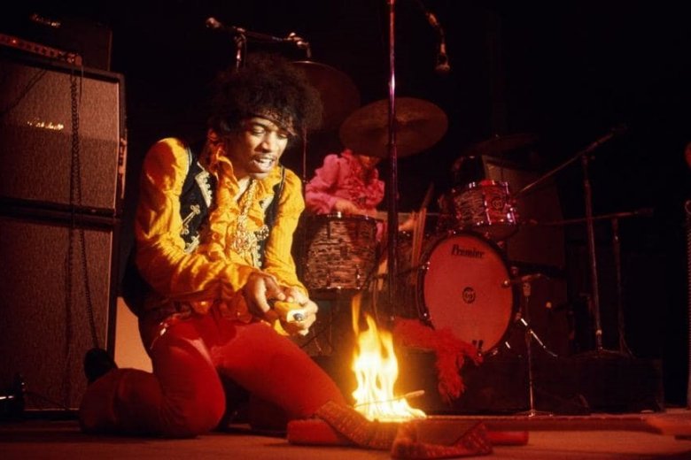 Jimi Hendrix felgyújtja Fender Startocaster gitárját a Monterrey-i popfesztiválon (1967. június 4.) •  Fotó: Kép forrása: The Daily Telegraph