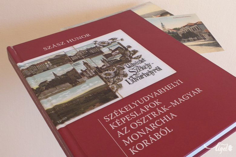 A könyv és két, a kiadványhoz kapcsolható képeslap •  Fotó: Katona Zoltán