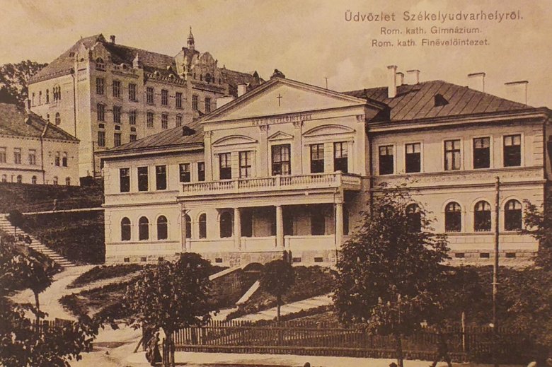 A gimnázium régi (ma bentlakás) és új épülete egy korabeli képeslapon •  Fotó: Forrás: Haáz Rezső Múzeum
