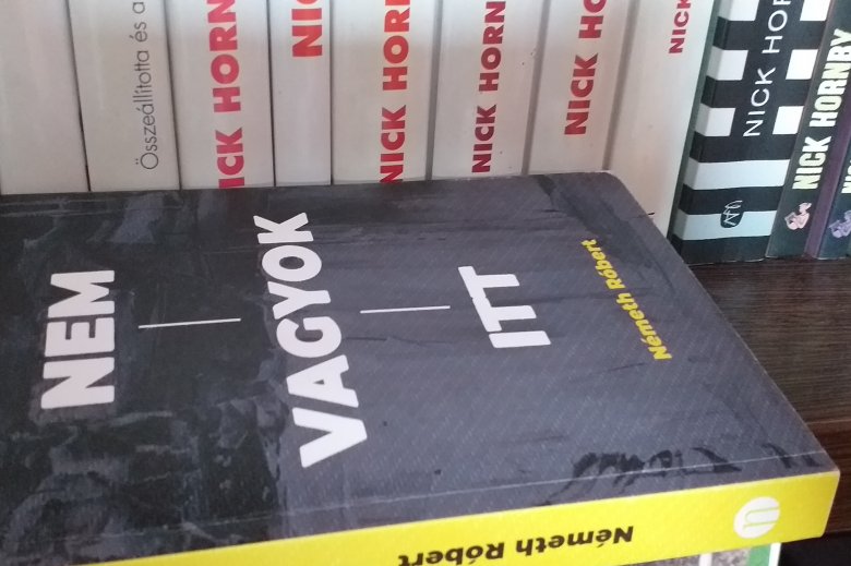 Nem véletlenül tettem Nick Hornby mellé a polcra... •  Fotó: Katona Zoltán