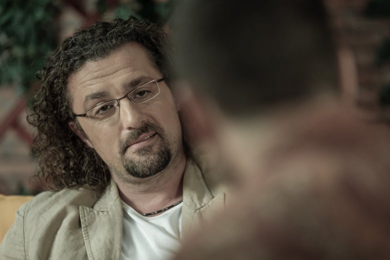 Bányai Kelemen Barna sokat dolgozott azon, hogy hitelesen alakítsa a közismert „kiabálós” pszichiátert •  Fotó: Toxikoma/Gordon Eszter