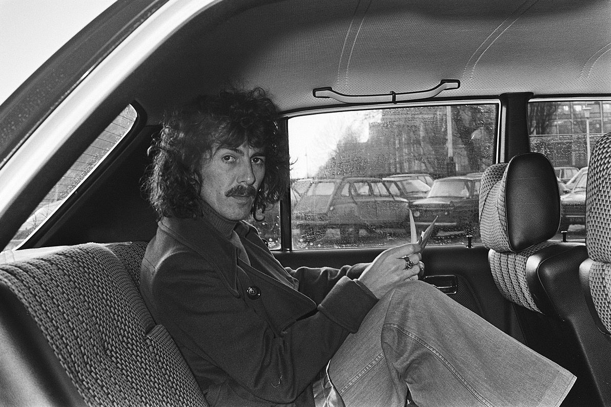 George Harrison 1977. február 3-án az amszterdami Hilton előtt •  Fotó: Kép forrása: Wikimedia Commons
