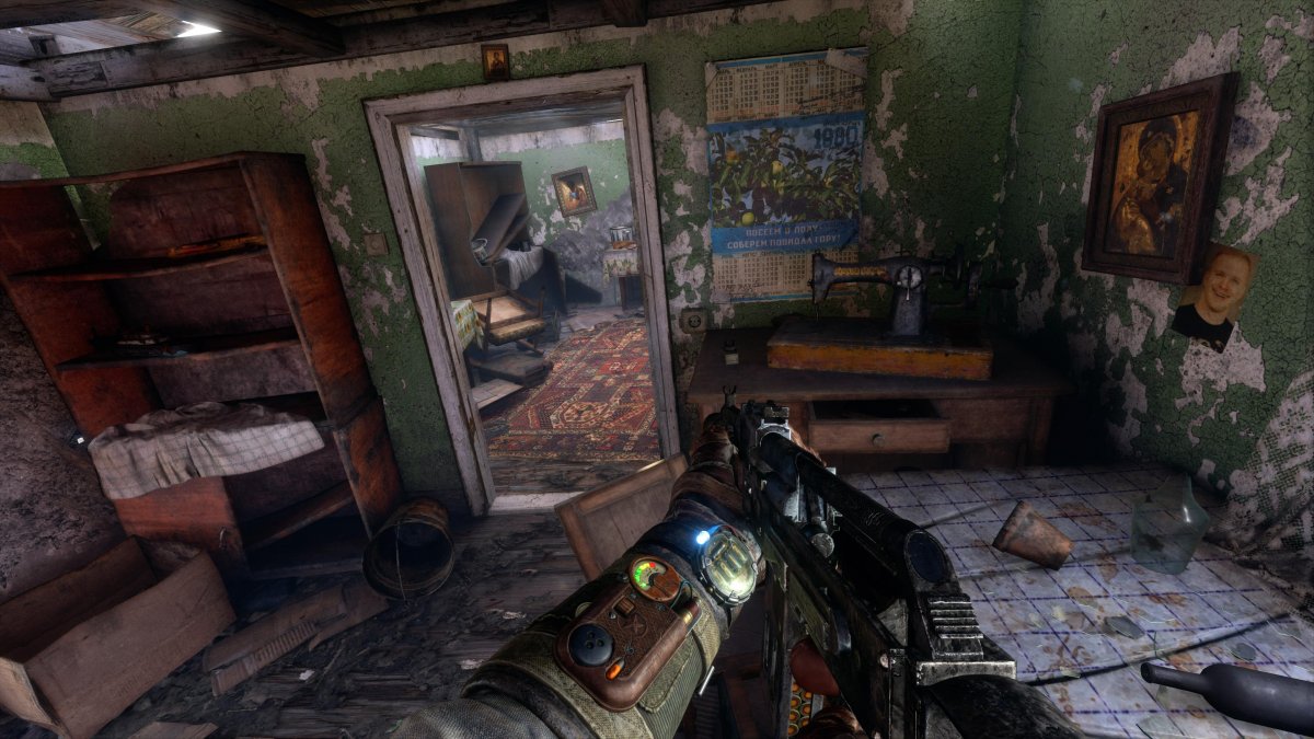 Elhagyatott lakásbelső a Metro Exodusban naptárral, málló vakolattal, fotókkal és hatalmas rendetlenséggel •  Fotó: Metro Exodus/4A Games/Képernyőfotó