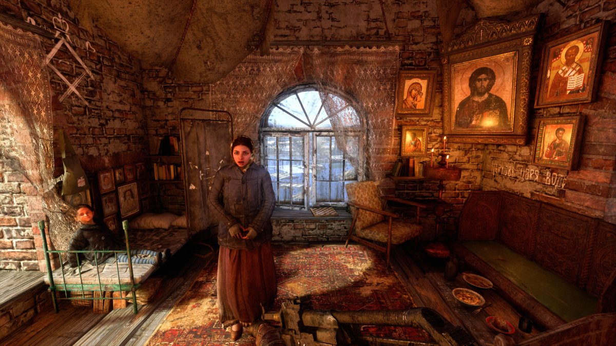 Megmentésre váró anya és gyermeke egy ikonokkal teleaggatott falú, világvége utáni élőhelyen, ahol megállt az idő •  Fotó: Metro Exodus/4A Games/Képernyőfotó