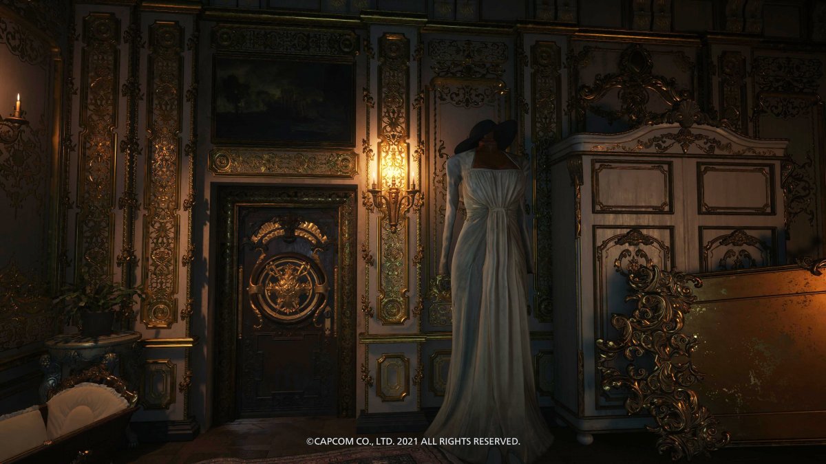 Impozáns kastélybelső bölcsővel, aranybevonatú faldíszítéssel, Dimitrescu-ruhával •  Fotó: Resident Evil Village/Capcom/Képernyőfotó