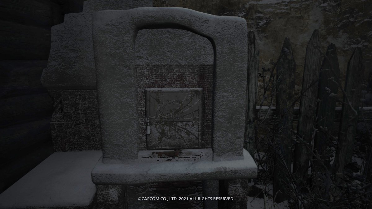 Ez a kályhaajtó mindenki számára ismerős lehet, aki gyújtott be már a falusi családi házban levő csempébe •  Fotó: Resident Evil Village/Capcom/Képernyőfotó