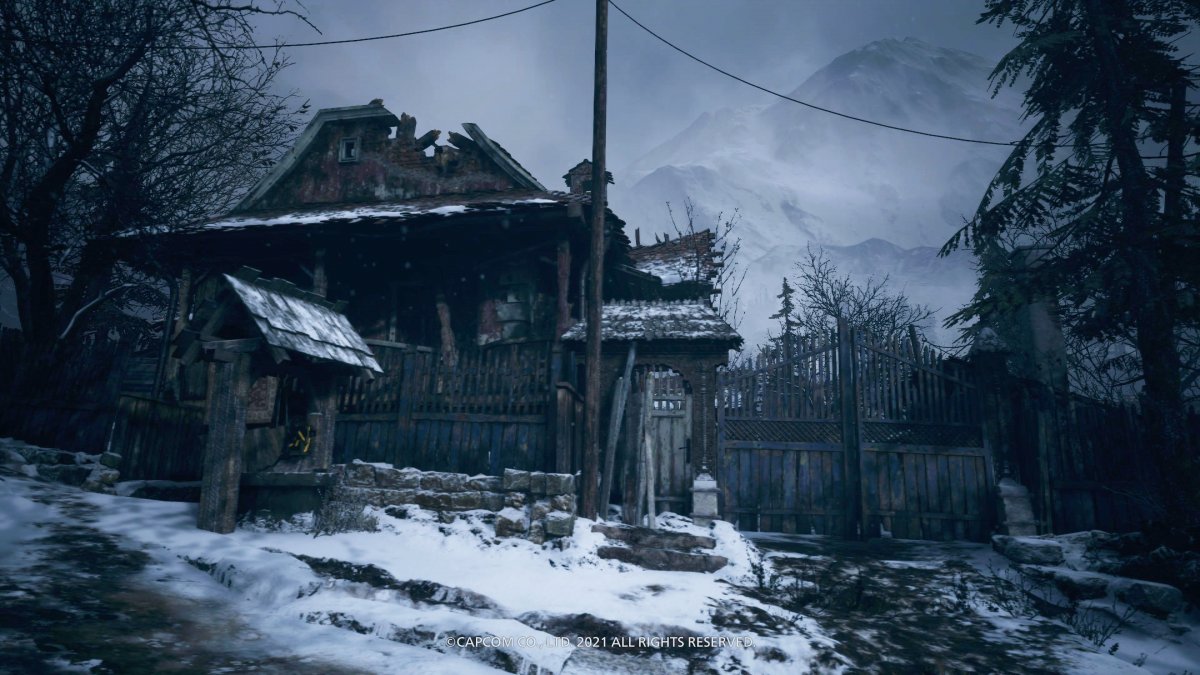Kidőlt-bedőlt ház székelykapuval és hagyományos kúttal a ház előtt •  Fotó: Resident Evil Village/Capcom/Képernyőfotó