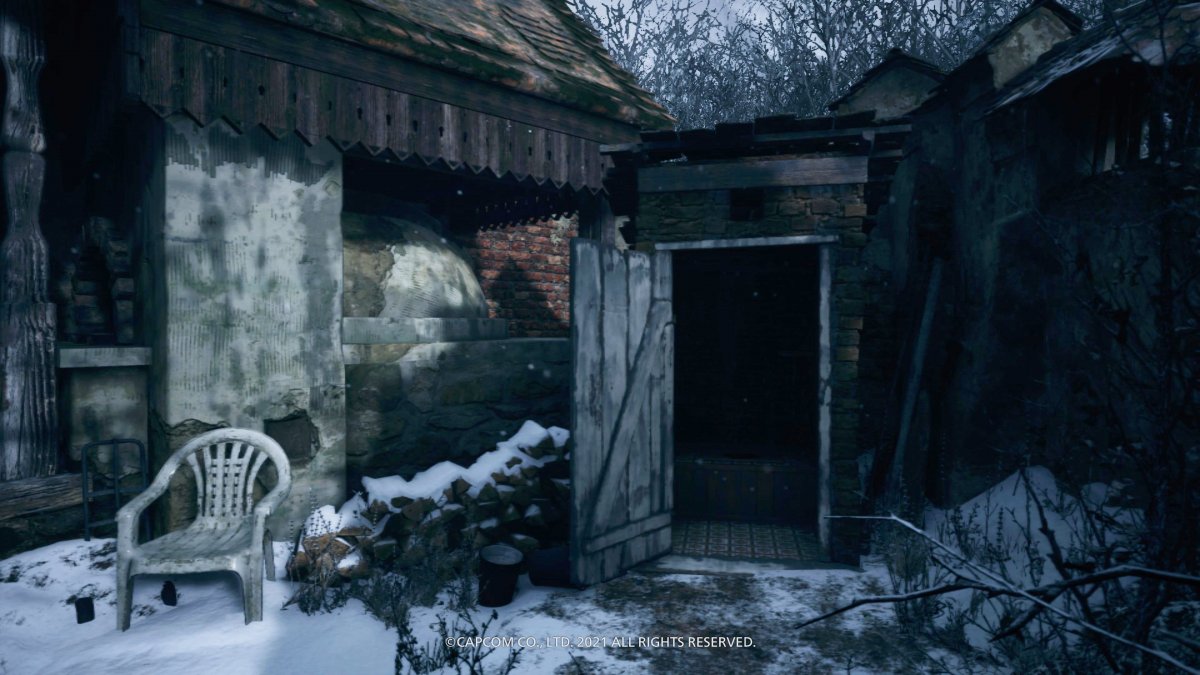 A műanyag napozószék és a fabudi sem maradhattak ki a Capcom horrorjátékából, sőt a fabudik egész tárházát vonultatja fel a játék a kicsempézettől a deszkákból összetákoltig •  Fotó: Resident Evil Village/Capcom/Képernyőfotó