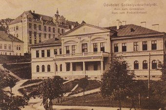 Betekintés a régi Udvarhelybe. Képeslapokon láthatjuk a boldog békeidőket