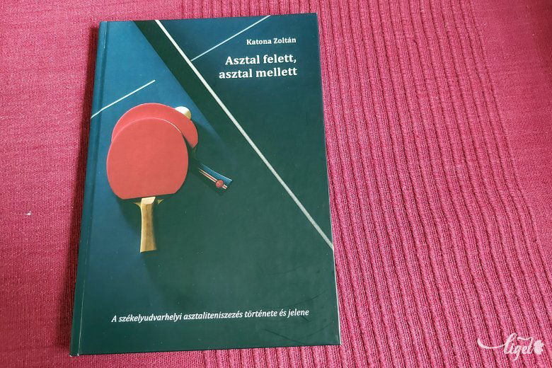 A hétvégi nemzetközi torna előtt is ildomos  fellapozni a kiadványt •  Fotó: Rédai Attila
