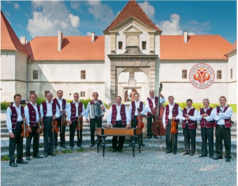Csoportkép a csíkszeredai Mikó-vár előtt •  Fotó: Forrás: Csíkmadarasi Népi Zenekar