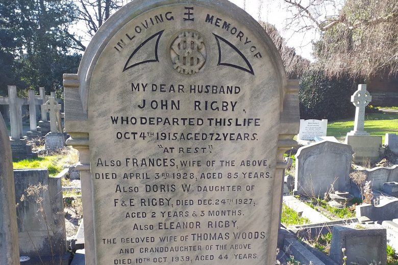 A magányos nők szimbóluma lett ő, az ismeretlen nő: Eleanor Rigby sírköve Liverpoolban •  Fotó: Katona Zoltán