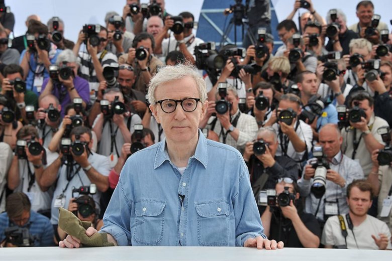 Woody Allen egy sajtóeseményen, az Éjfélkor Párizsban című filmje bemutatója után •  Fotó: Imdb.com