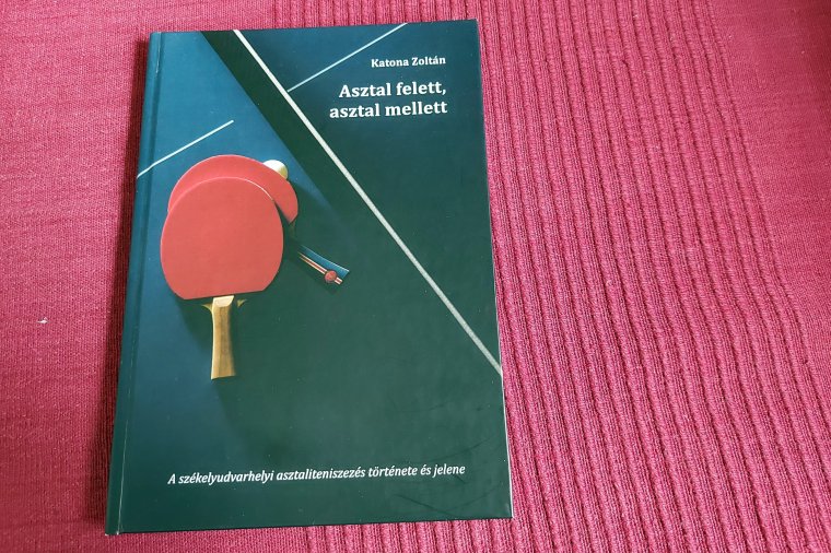 Asztal mellett és könyvvel a kezünkben: olvasmány a hétvégi szurkoláshoz