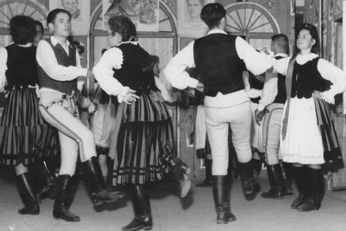 Csíkkozmási tánccsoport – 1949 májusa •  Fotó: Forrás: Csíki Székely Múzeum