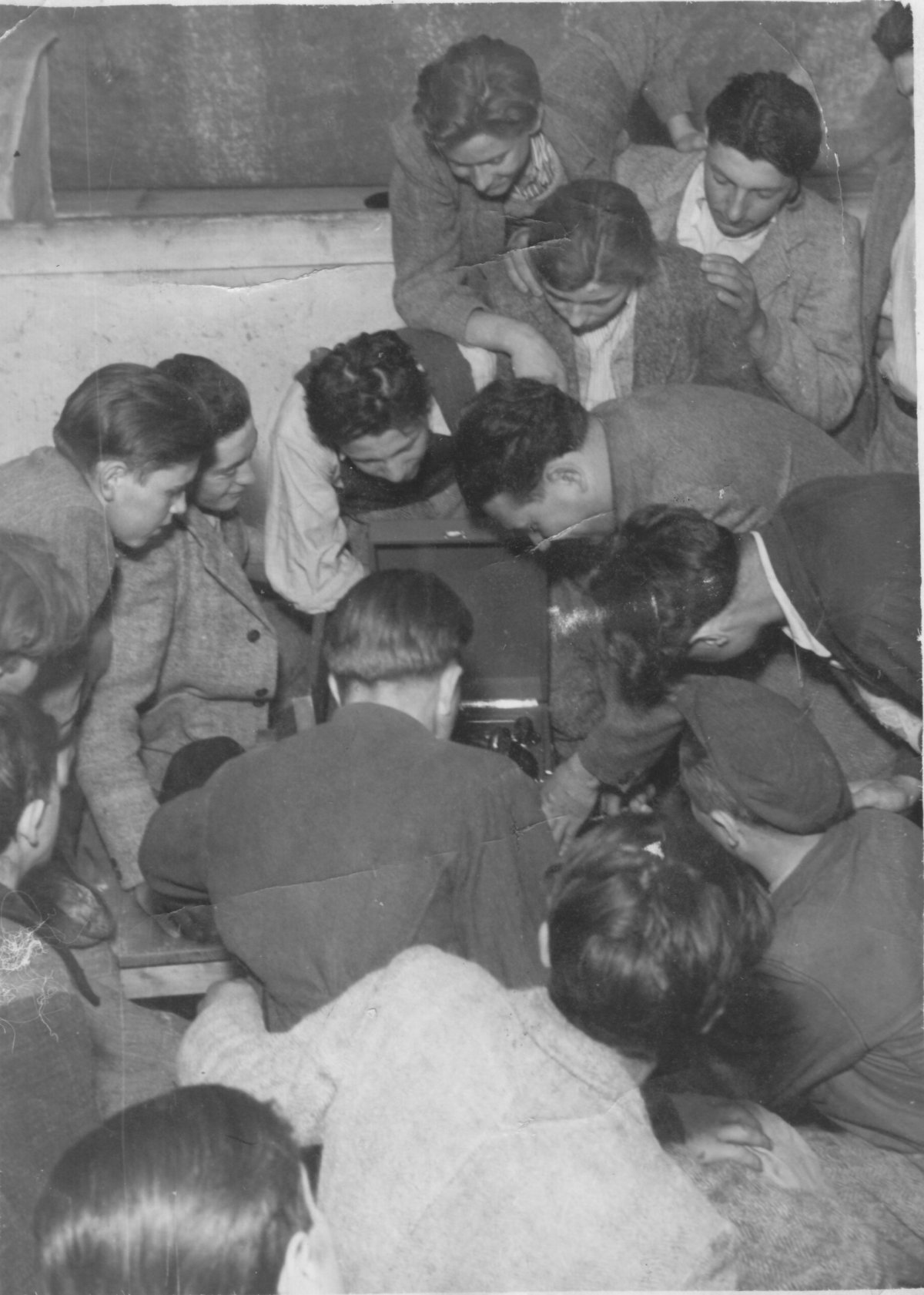 A csíksomlyói ifjúsági csoport a nyereményként kapott rádióval – 1949. május 24. •  Fotó: Forrás: Csíki Székely Múzeum