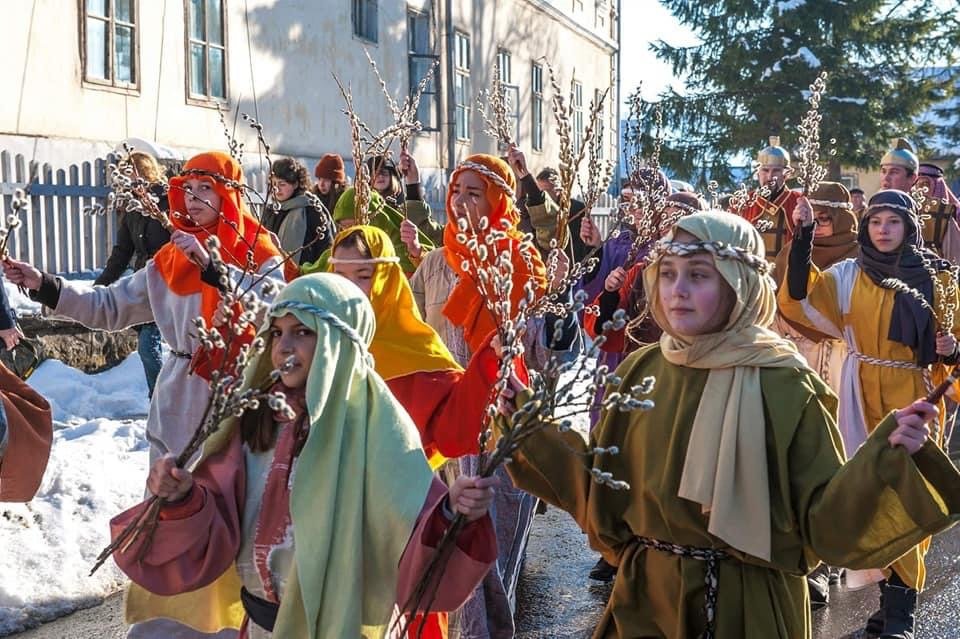 Több generáció tagjai játszanak az előadásban •  Fotó: Forrás: Csíksomlyói Passió Csoport
