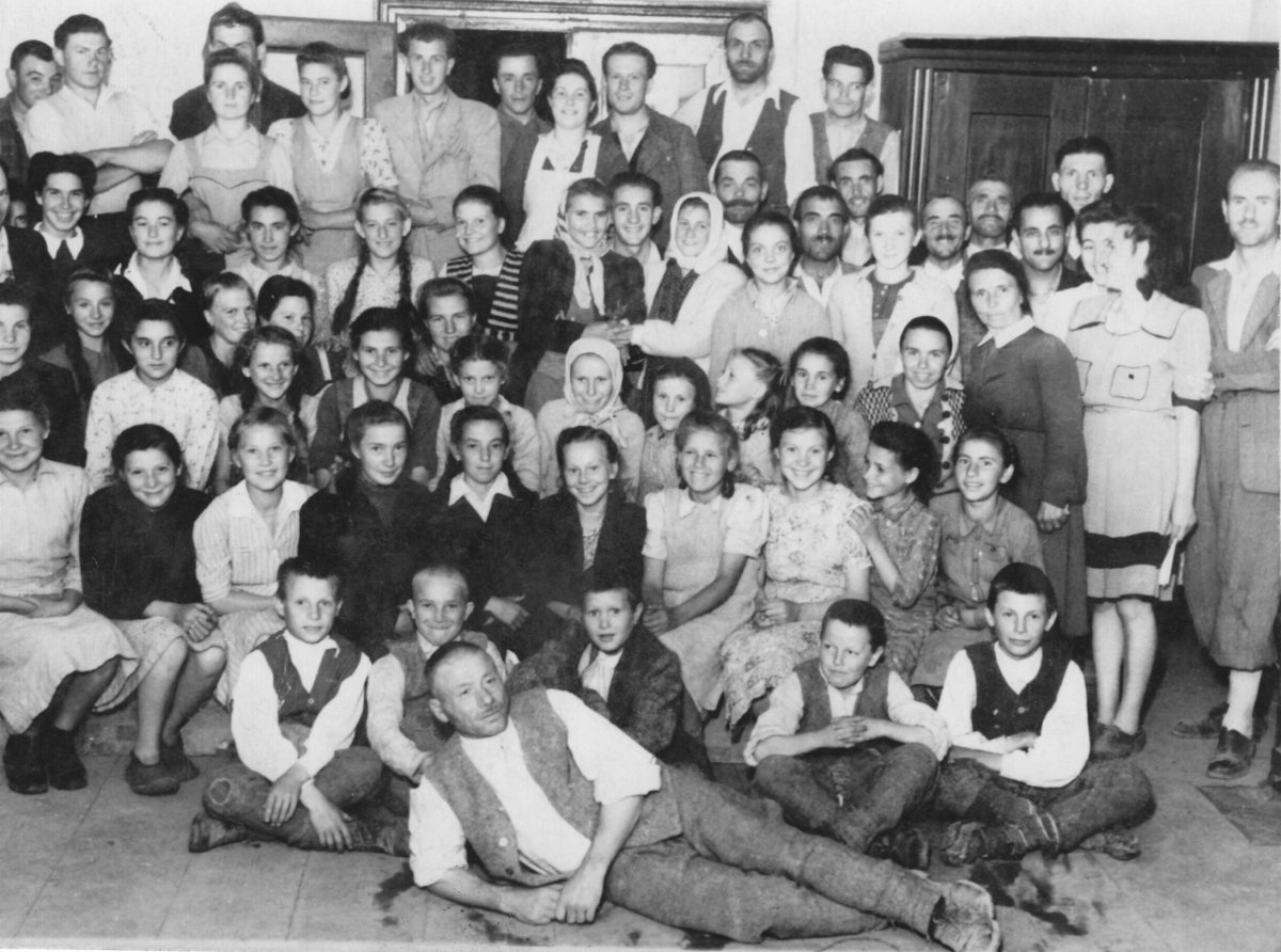 Csíkszentgyörgyi kultúrcsoport – 1949 májusa •  Fotó: Forrás: Csíki Székely Múzeum