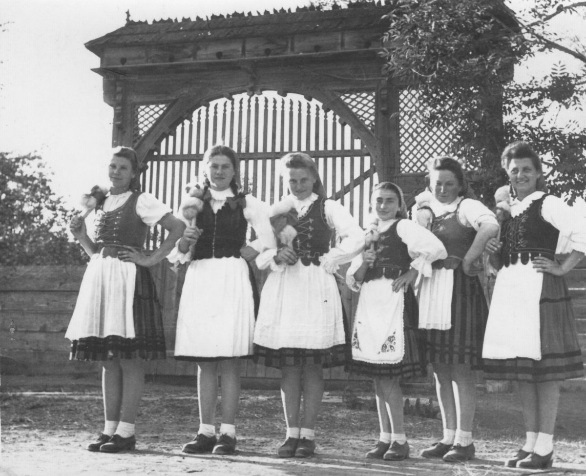 Csíkszentsimoni tánccsoport – 1949 májusa •  Fotó: Forrás: Csíki Székely Múzeum