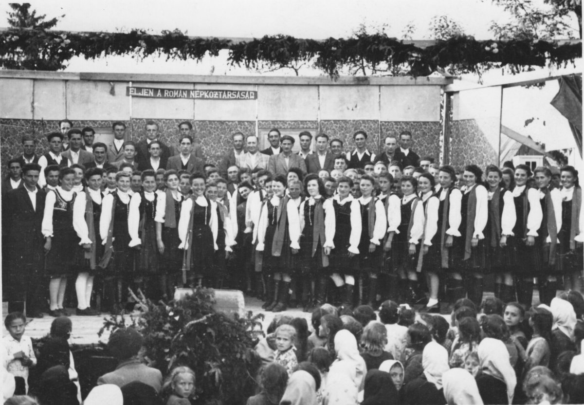Kultúrverseny Gyergyócsomafalván – 1949 májusa •  Fotó: Forrás: Csíki Székely Múzeum