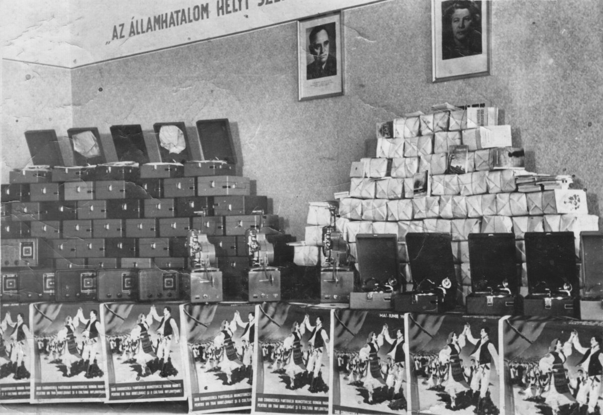 Előkészített díjak a tavaszi kultúrversenyre – 1949 •  Fotó: Forrás: Csíki Székely Múzeum