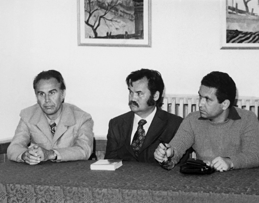 Író-olvasó találkozó Csíkszeredában, 1982 (Nicolae Bucur, Páll Lajos és Mircea Horea Simionescu) •  Fotó: A Tőzsér-család archívumából