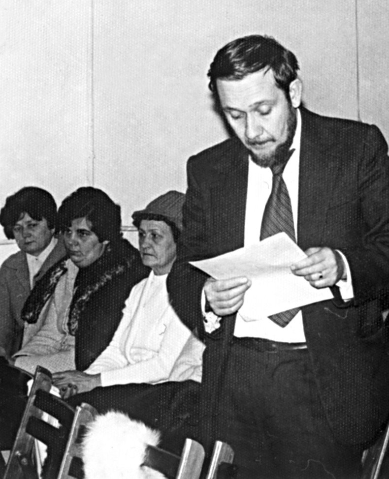 Tízéves a Hargita Megyei Könyvterjesztő Vállalat, 1986 (beszédet mond Tőzsér József) •  Fotó: A Tőzsér-család archívumából