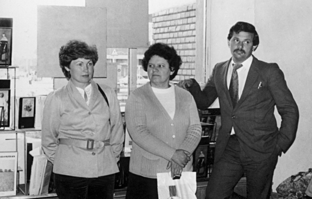 Kollégák a könyvelosztó vállalatnál - Albert Ida, Miklós Margit, Köllő Péter •  Fotó: A Tőzsér-család archívumából