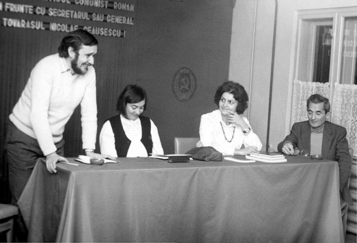 Író-olvasó találkozó Nyárádszeredán, 1985-ben, balról az első Tőzsér József •  Fotó: A Tőzsér-család archívumából