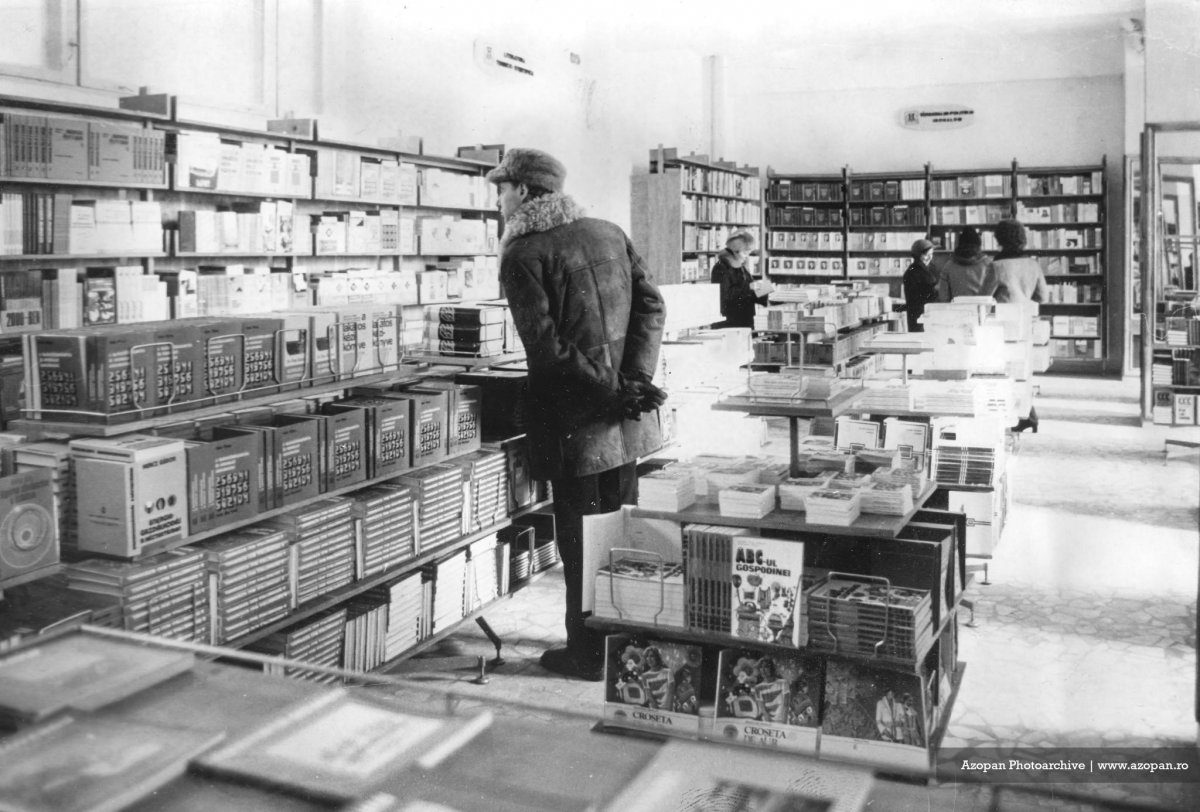 A Könyváruház 1983 -ban •  Fotó: Szakács V. István / Forrás: azopan.ro/ Sütő András örökösei / Új