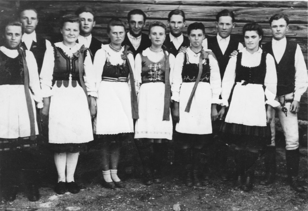 Madéfalva tánccsoportja – 1949 májusa •  Fotó: Forrás: Csíki Székely Múzeum