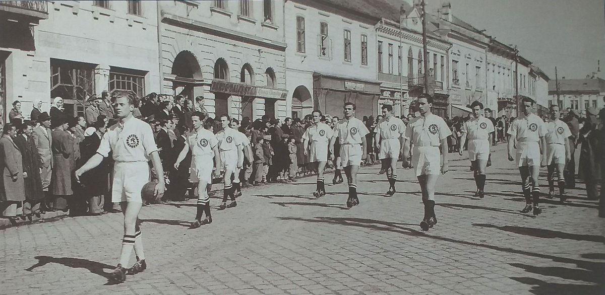 1951. május elseje, Székelyudvarhely, az Autosport kézilabdacsapatának felvonulása. •  Fotó: ismeretlen