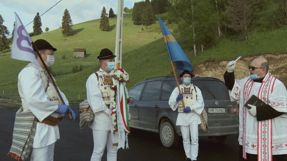 Gyimesiek indulnak a búcsúba, 2020 pünkösdjén •  Fotó: Forrás: Nagy Anikó Mária/Szabó Attila