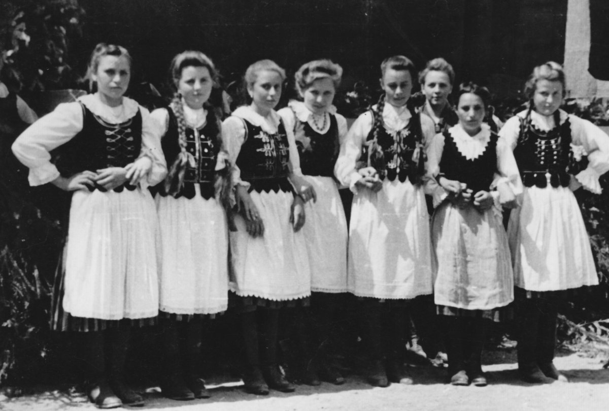 Újtusnádi tánccsoport – 1949 májusa •  Fotó: Forrás: Csíki Székely Múzeum