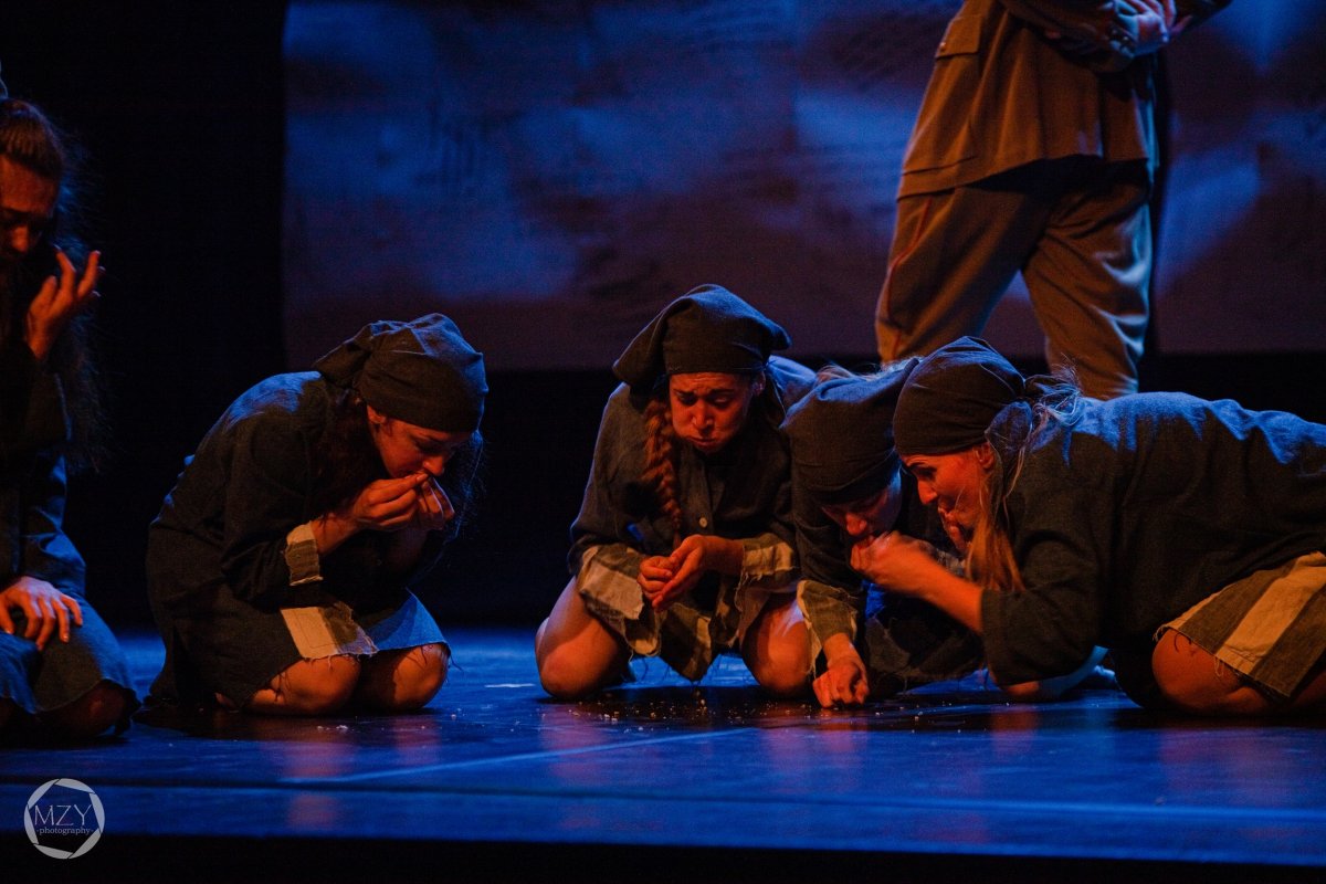 Mindennapi rabruhánkat. Az előadás az 1945 és 1960 közötti női börtönökben zajló eseményeket jeleníti meg (Teatrul Studio – Marosvásárhelyi Művészeti Egyetem, II. év, koreográfia szak) •  Fotó: Mezey Koppány / Forrás: Unscene fesztivál