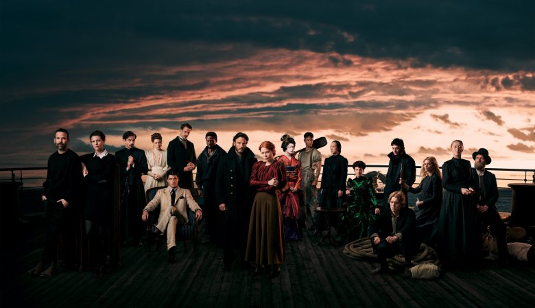 Az 1899 szereplőgárdája a sorozat írójával és rendezőjével •  Fotó: Netflix